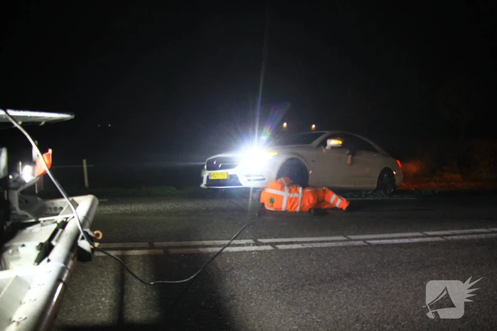 Auto belandt in berm na uitwijkmanoeuvre