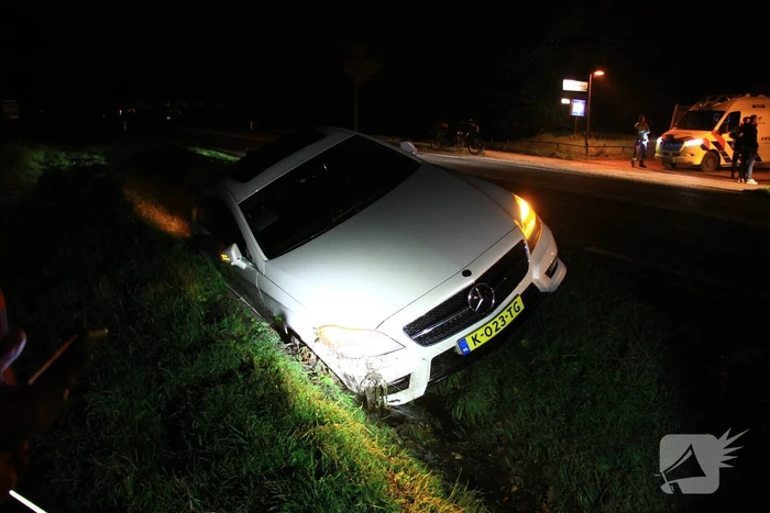 Auto belandt in berm na uitwijkmanoeuvre