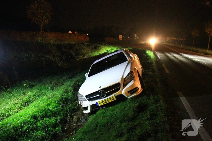 Auto belandt in berm na uitwijkmanoeuvre