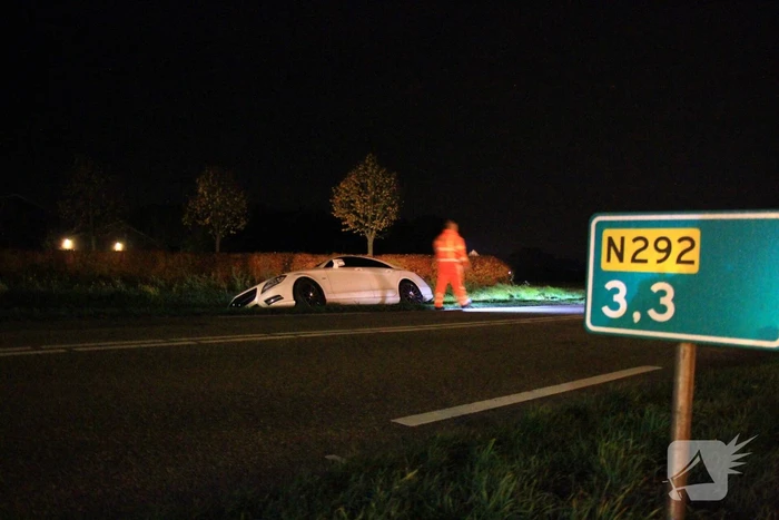 Auto belandt in berm na uitwijkmanoeuvre