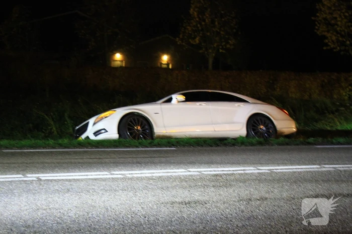 Auto belandt in berm na uitwijkmanoeuvre