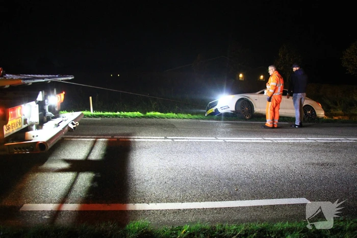 Auto belandt in berm na uitwijkmanoeuvre