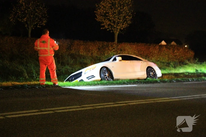 Auto belandt in berm na uitwijkmanoeuvre