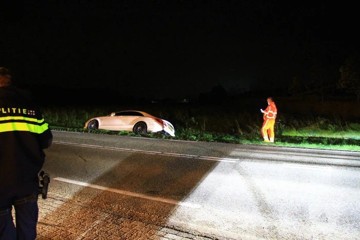 Auto belandt in berm na uitwijkmanoeuvre