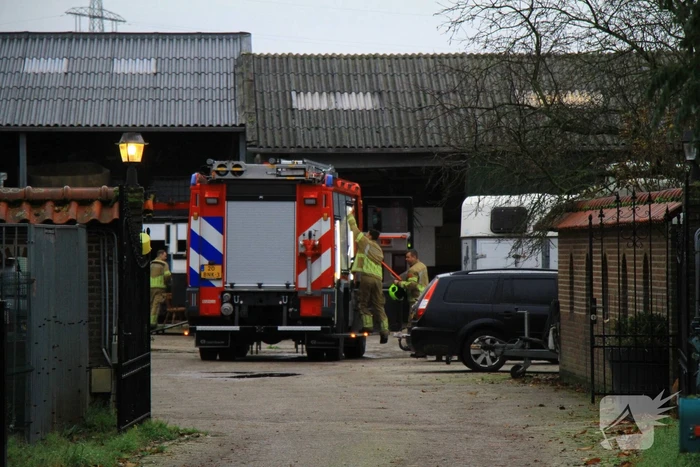 Paard vast in trailer bij manege