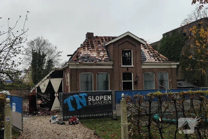 Woonboerderij door brand verwoest