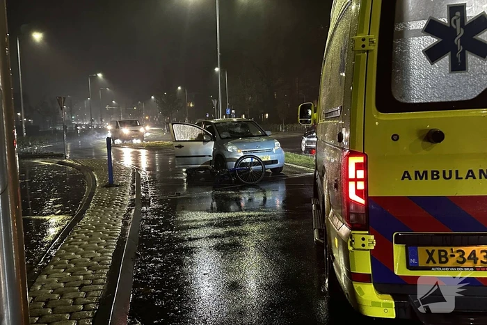 Fietser weggeslingerd na botsing met auto