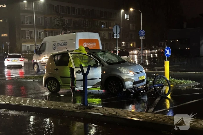 Fietser weggeslingerd na botsing met auto