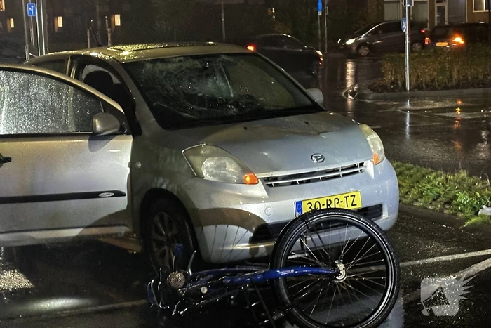 Fietser weggeslingerd na botsing met auto