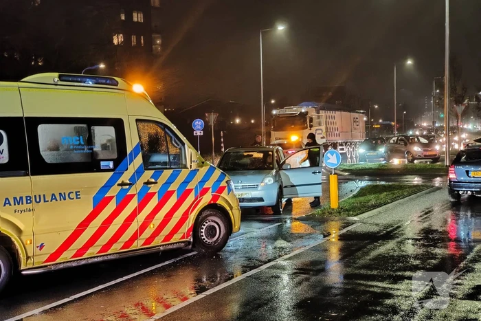 Fietser weggeslingerd na botsing met auto