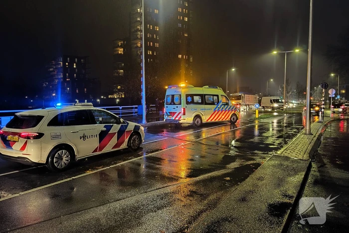 Fietser weggeslingerd na botsing met auto
