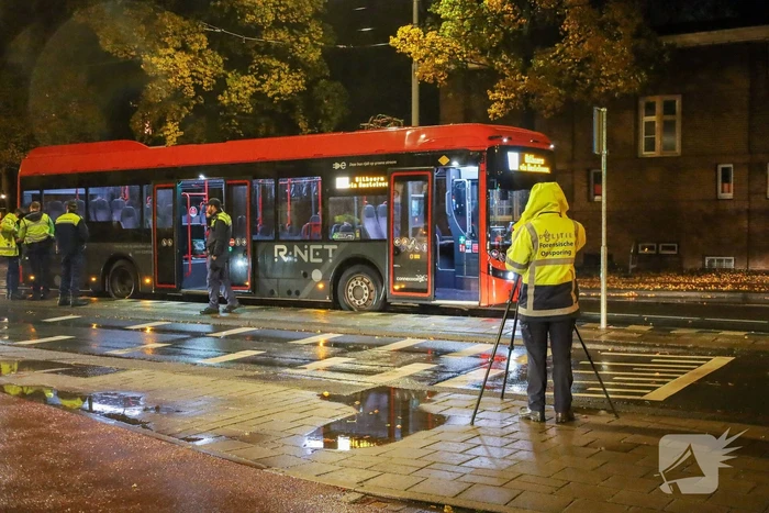 Voetganger geschept door lijnbus