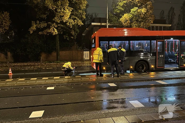 Voetganger geschept door lijnbus