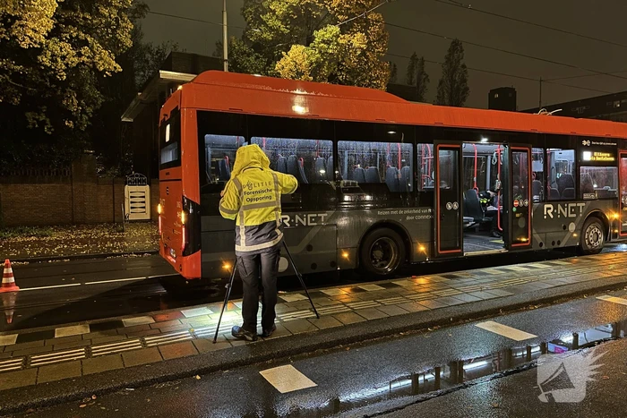 Voetganger geschept door lijnbus