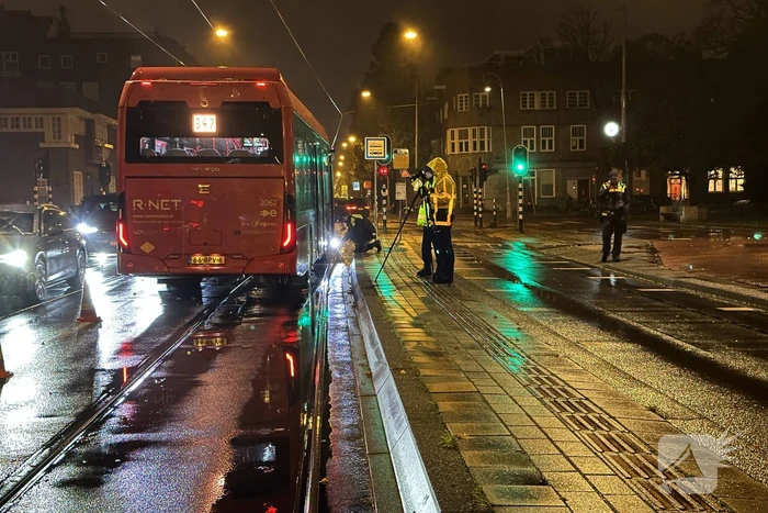 Voetganger geschept door lijnbus