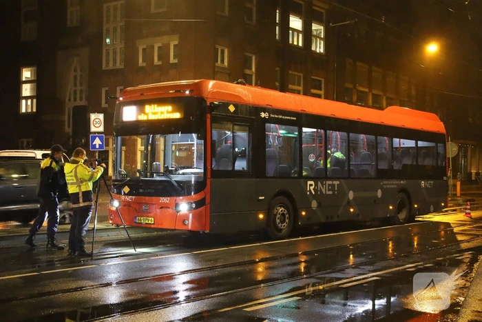 Voetganger geschept door lijnbus