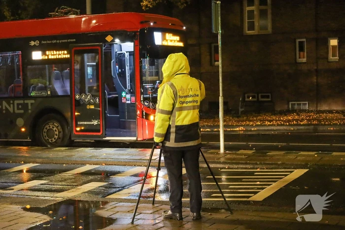 Voetganger geschept door lijnbus