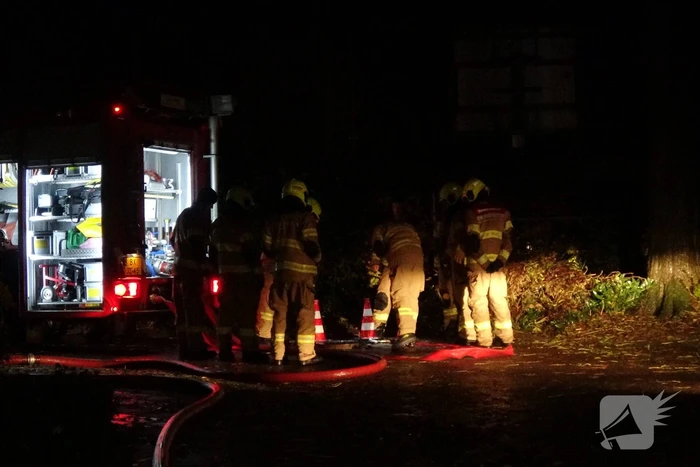Brandweer verricht metingen wegens vreemde lucht