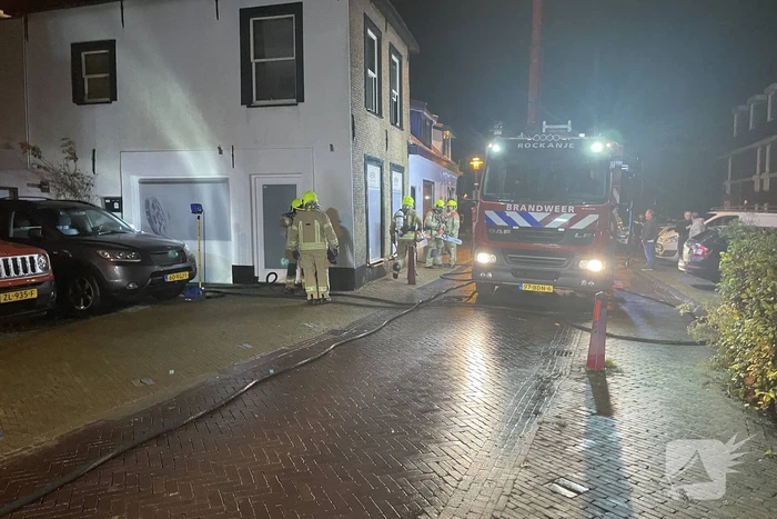 Hoekwoning vol rook door brand