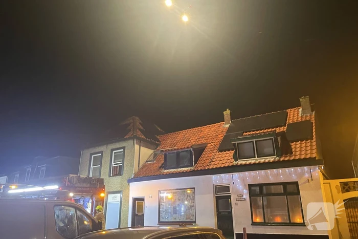 Hoekwoning vol rook door brand
