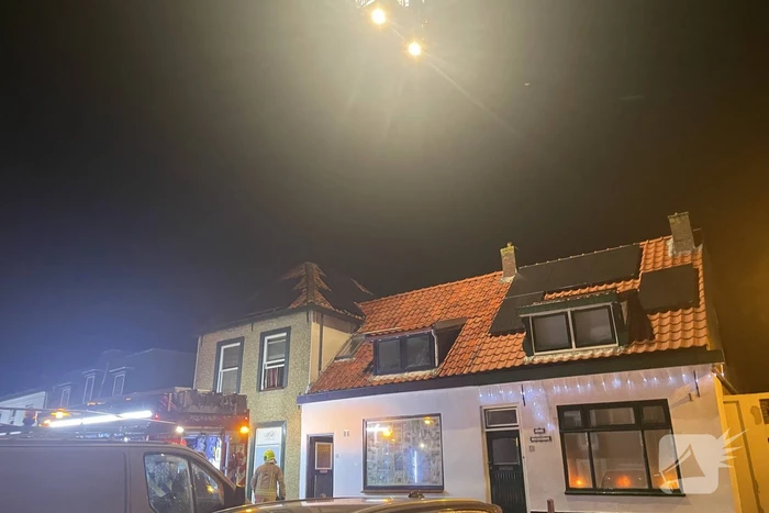 Hoekwoning vol rook door brand