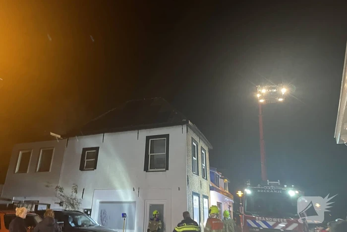 Hoekwoning vol rook door brand