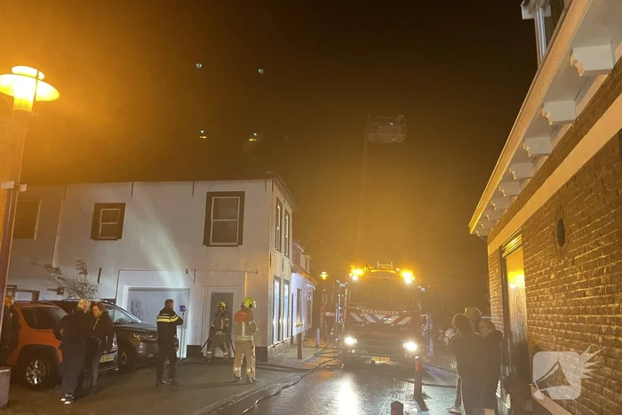 Hoekwoning vol rook door brand