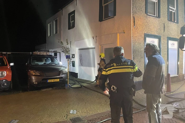 Hoekwoning vol rook door brand