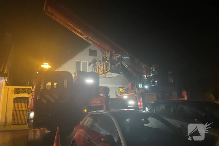 Hoekwoning vol rook door brand