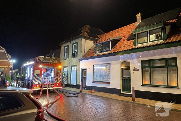 Hoekwoning vol rook door brand