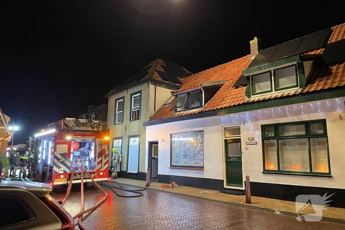 Hoekwoning vol rook door brand