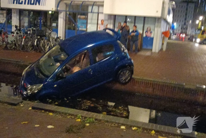 Auto komt in gracht te hangen