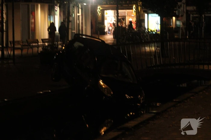 Auto komt in gracht te hangen