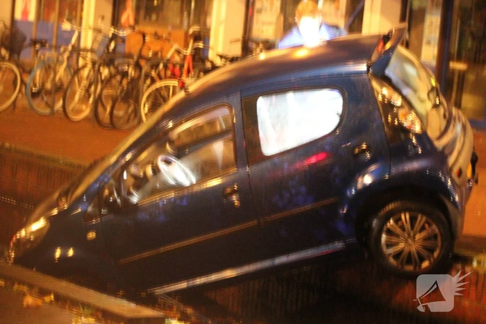 Auto komt in gracht te hangen