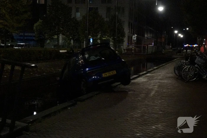 Auto komt in gracht te hangen