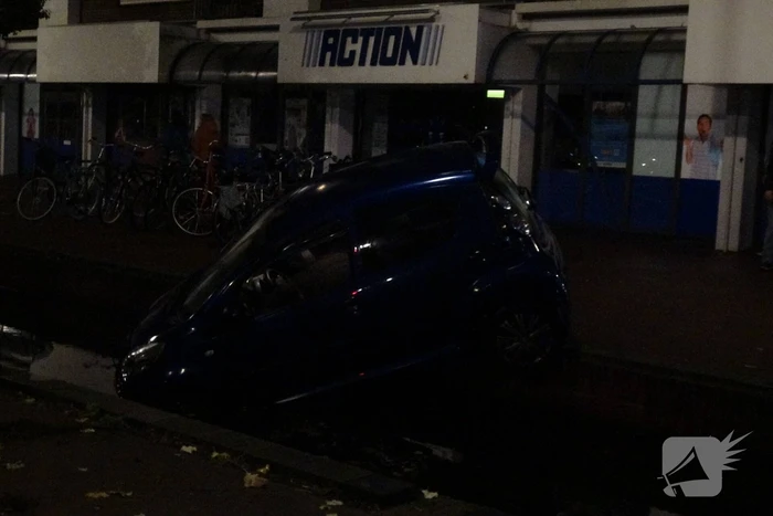 Auto komt in gracht te hangen