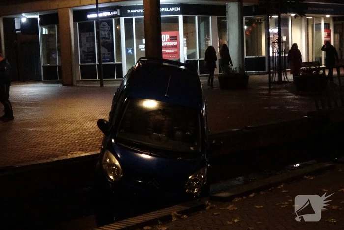 Auto komt in gracht te hangen