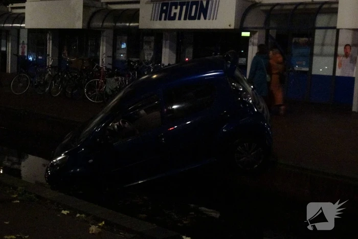 Auto komt in gracht te hangen