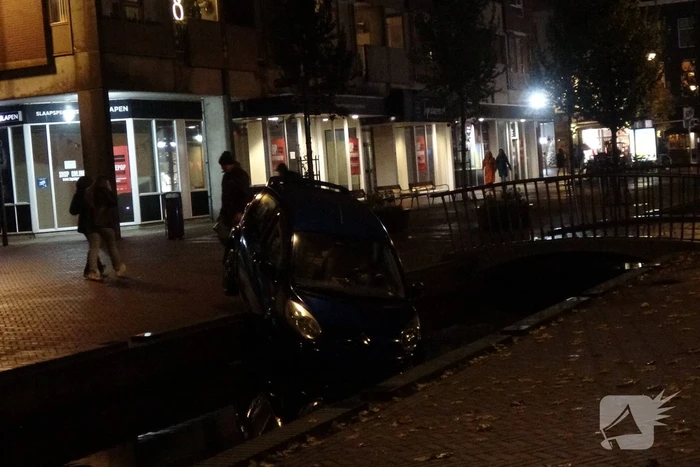 Auto komt in gracht te hangen