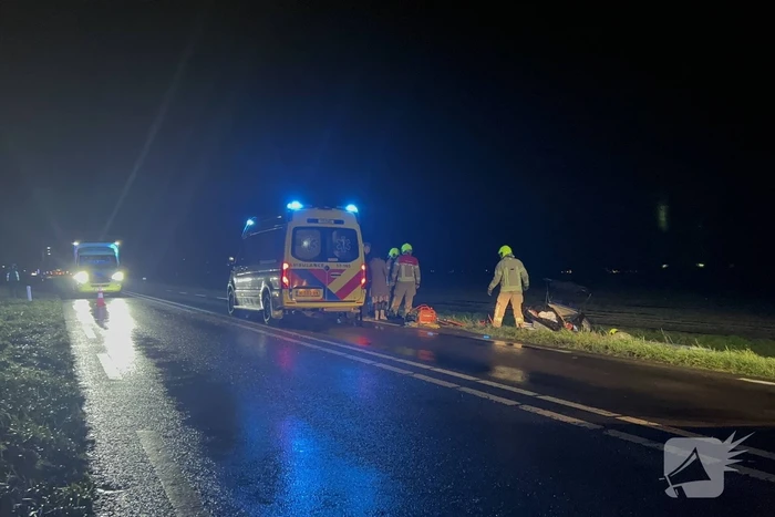 Gewonden nadat auto in sloot belandt door frontale botsing