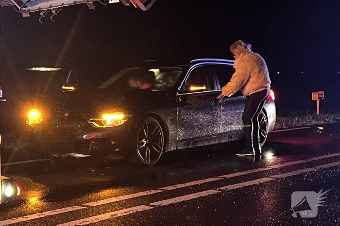 Gewonden nadat auto in sloot belandt door frontale botsing