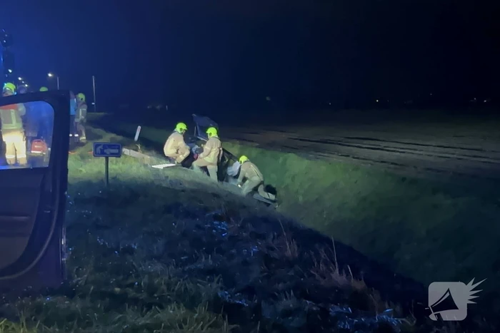 Gewonden nadat auto in sloot belandt door frontale botsing