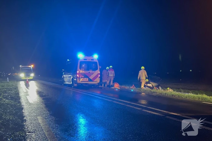 Gewonden nadat auto in sloot belandt door frontale botsing