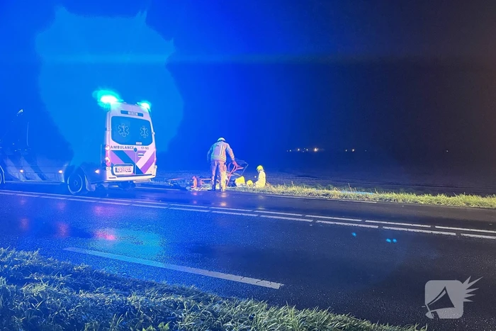 Gewonden nadat auto in sloot belandt door frontale botsing
