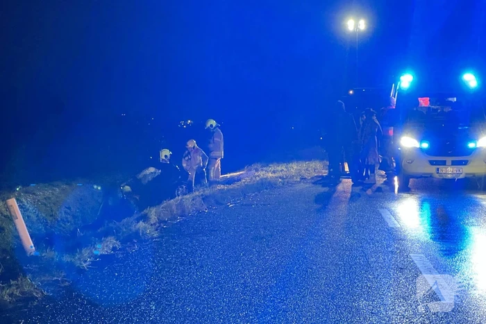 Gewonden nadat auto in sloot belandt door frontale botsing