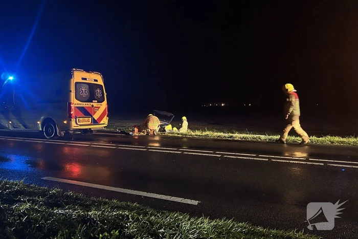 Gewonden nadat auto in sloot belandt door frontale botsing