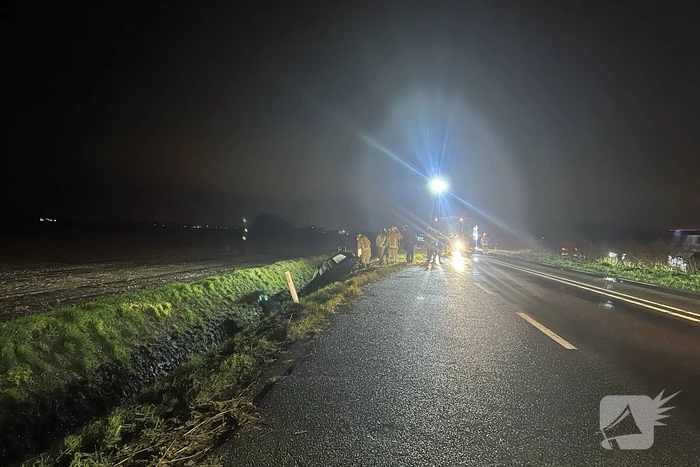 Gewonden nadat auto in sloot belandt door frontale botsing