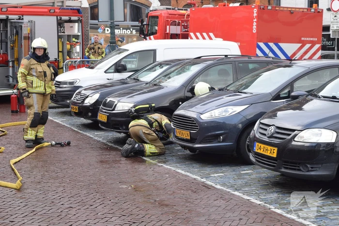 Brandweer controleert auto op brand