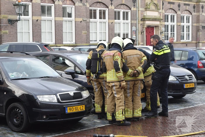 Brandweer controleert auto op brand