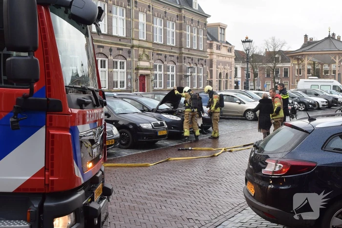 Brandweer controleert auto op brand